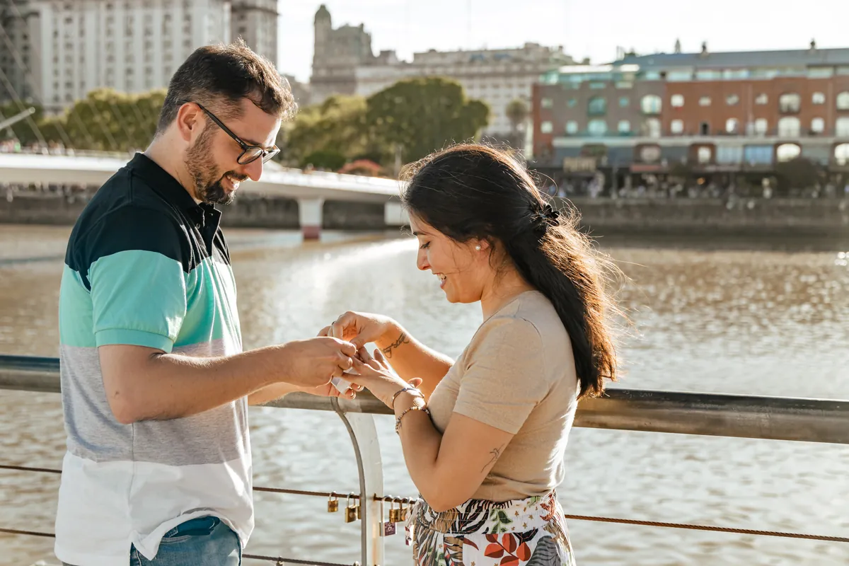 Rocío recibiendo el anillo