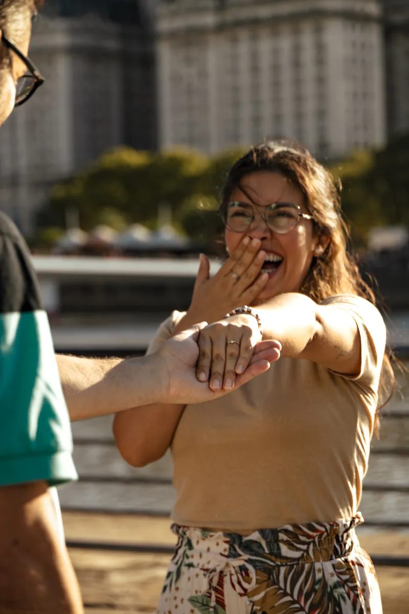 Rocío mostrando el anillo con una sonrisa