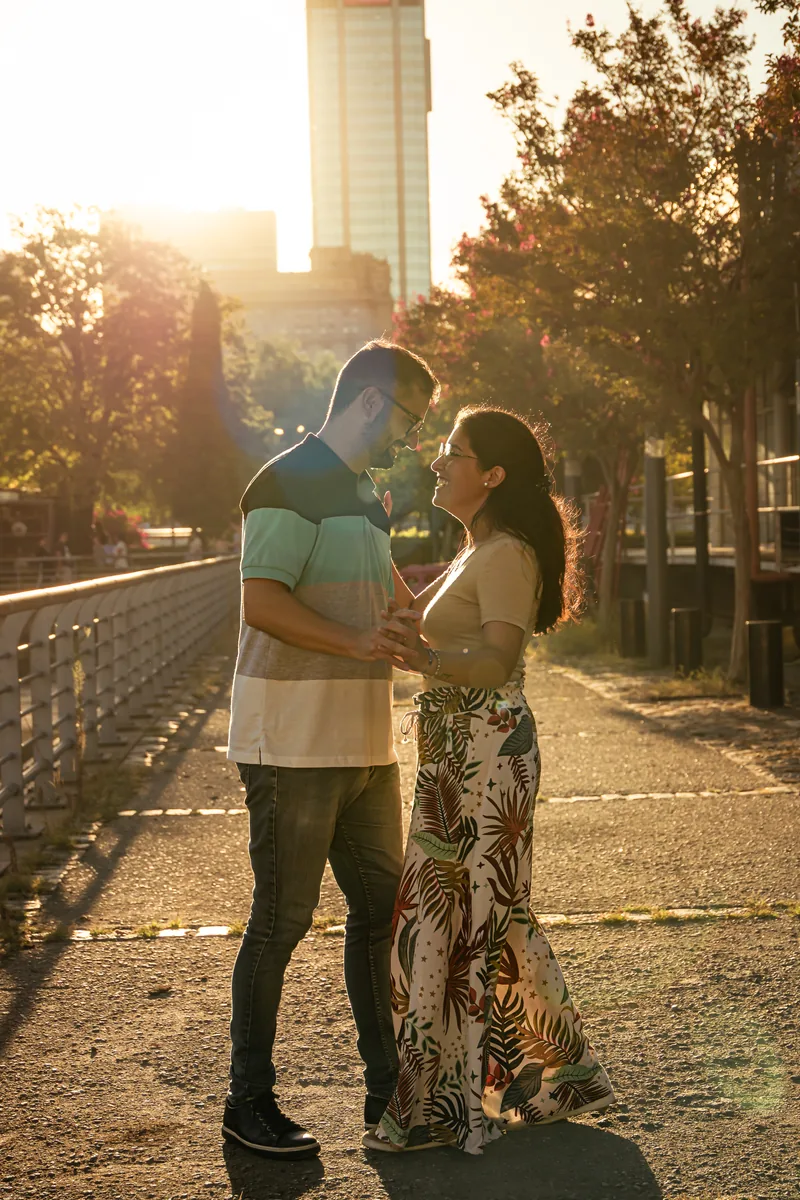Rocío y Matías mirándose al atardecer